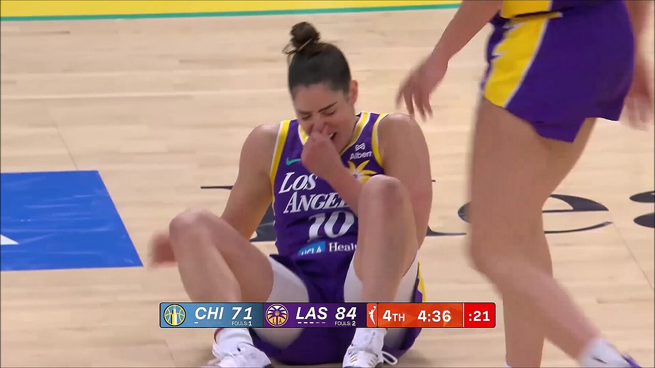 🫢 Kelsey Plum ELBOWED in NOSE, foul called on HER! LA Sparks vs Chicago Sky, WNBA women's basketball