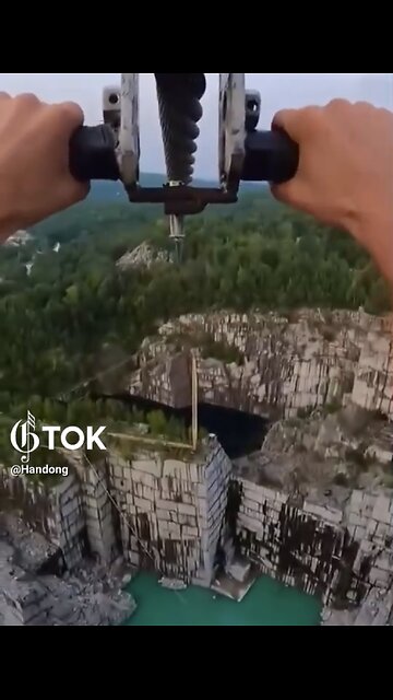 TOURIST GLIDES HIGH🪂🧗‍♂️📸ON ADVENTUROUS RIDE ACROSS THE SKY🪂🌉💫