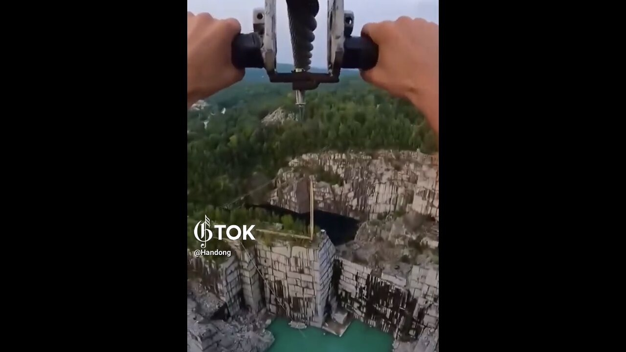 TOURIST GLIDES HIGH🪂🧗♂️📸ON ADVENTUROUS RIDE ACROSS THE SKY🪂🌉💫