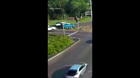 وقتی که خورد بودیم این طوری رارندهگی می‌کردنم😂