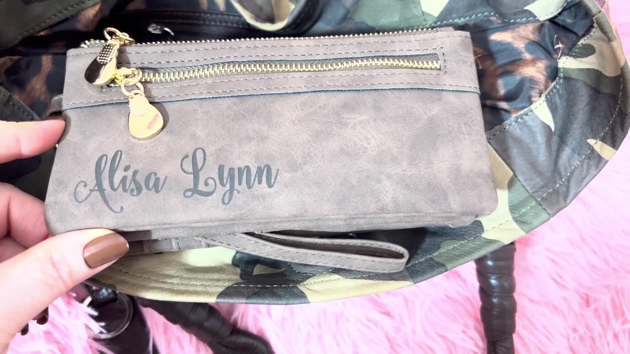 What's in my B Makowsky Leather Camo Shoulder Bag. 💕💝👑💘💖