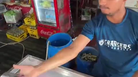 Meanwhile this guy 👀 #india #food #streetfood