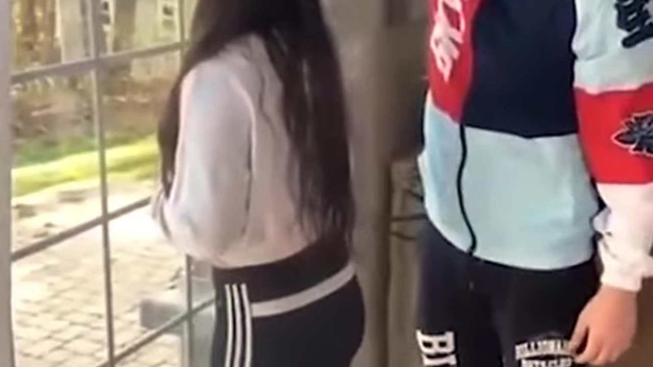 Prank on girlfriend 😂😂