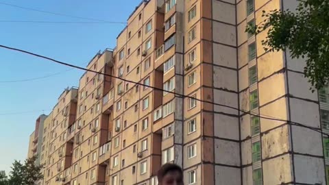 Expertly Juggling Five Balls While Head Bouncing Another