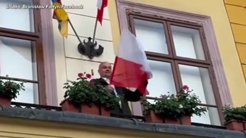 Poseł nie wytrzymał. Miasto wywiesiło flagi Ukrainy na urzędzie w rocznicę "krwawej niedzieli"