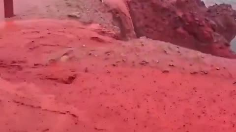 WATCH: The shores of Iran’s Hormuz Island turned RED! Heavy rainfall and iron