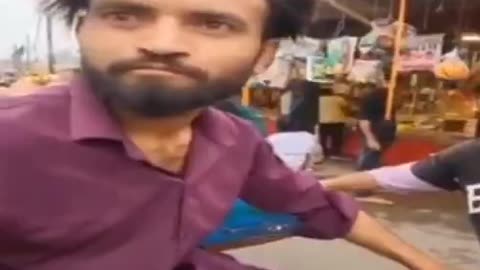 ভারতে মুসলিম পরিচয়ের কারণে ফল বিক্রেতাদের লাঞ্ছিত করলো হিন্দুত্ববাদীরা