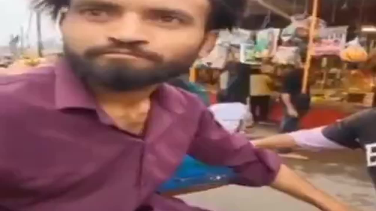 ভারতে মুসলিম পরিচয়ের কারণে ফল বিক্রেতাদের লাঞ্ছিত করলো হিন্দুত্ববাদীরা