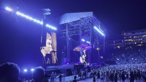 Half the World Away - Oasis Live 25