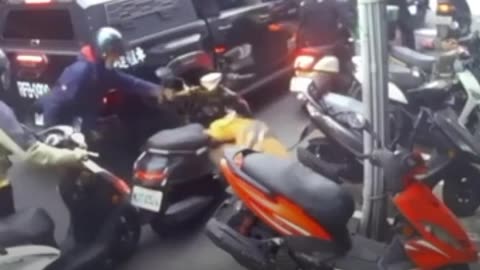 Un pitbull salta de un coche y ataca a un motorista en Taiwán