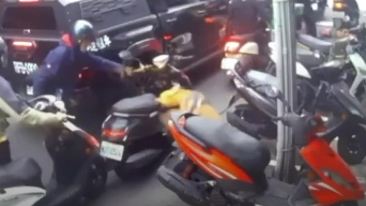 Un pitbull salta de un coche y ataca a un motorista en Taiwán