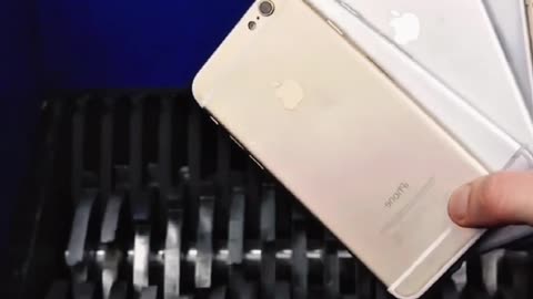 Shredding 6 iPhone SEs at Once – Brutal But Satisfying