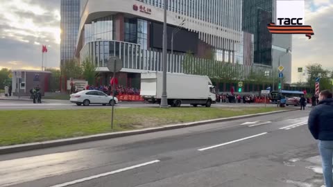 🇨🇳🇷🇺🤔 Xi Jinping is welcomed in Moscow by dozens of Chinese people who gathered outside his hotel.