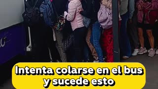 Mujer intenta colarse en el bus y desata el caos