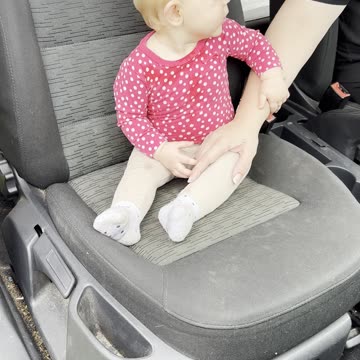 Kayla’s stealing the spotlight in the front seat—one of the cutest moments ever 🍼💖