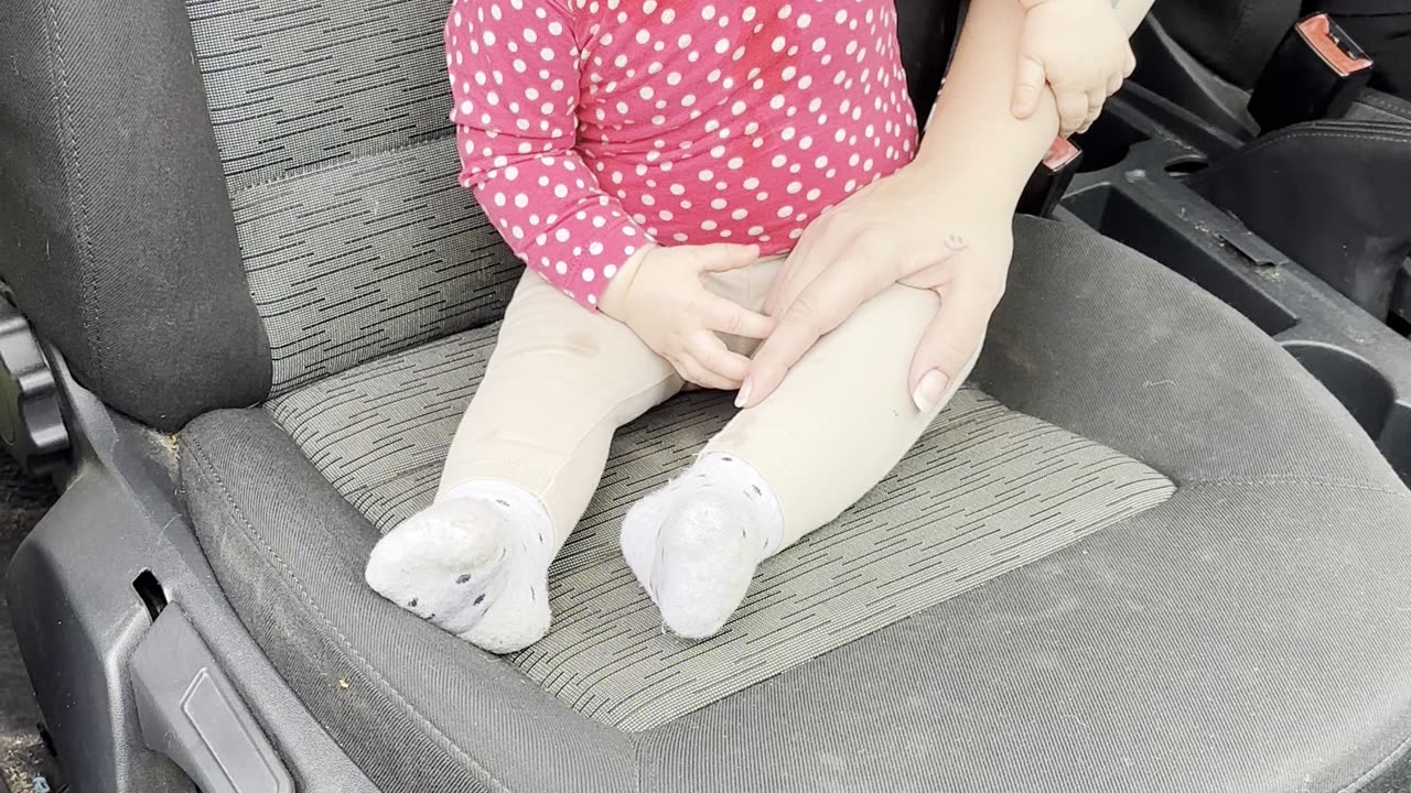 Kayla’s stealing the spotlight in the front seat—one of the cutest moments ever 🍼💖