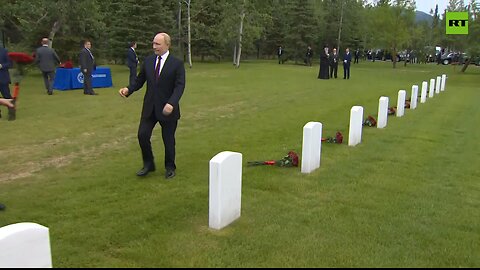 After the press conference Putin laid flowers at Fort Richardson Memorial Cemetery in Alaska