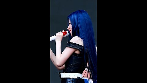 kpop idols who slayed blue hair