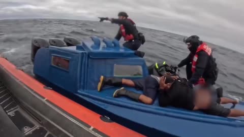 The US Coast Guard stops drúg traffickers heading towards the US..
