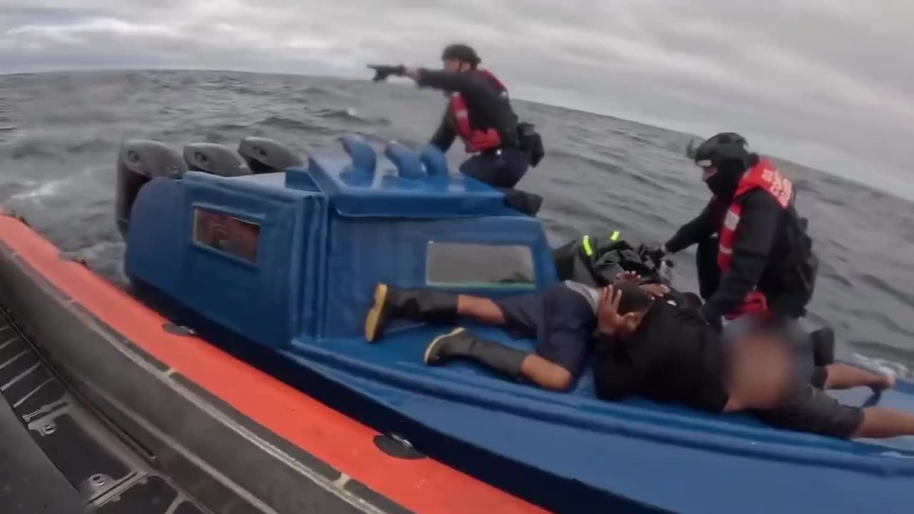 The US Coast Guard stops drúg traffickers heading towards the US..