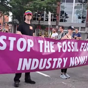 TRUMP SUPPORTER 'TROLLS' Stop fossil Fuel protesters in Somerville, MA