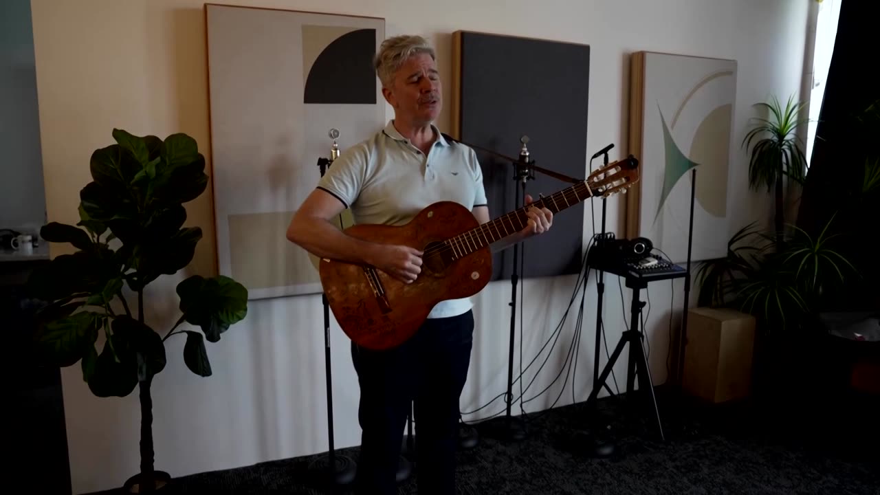 The American musician sending microphones from Russia to the world