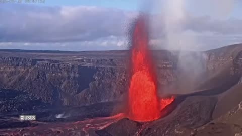 Kīlauea volcano in Hawaii erupts spectacularly