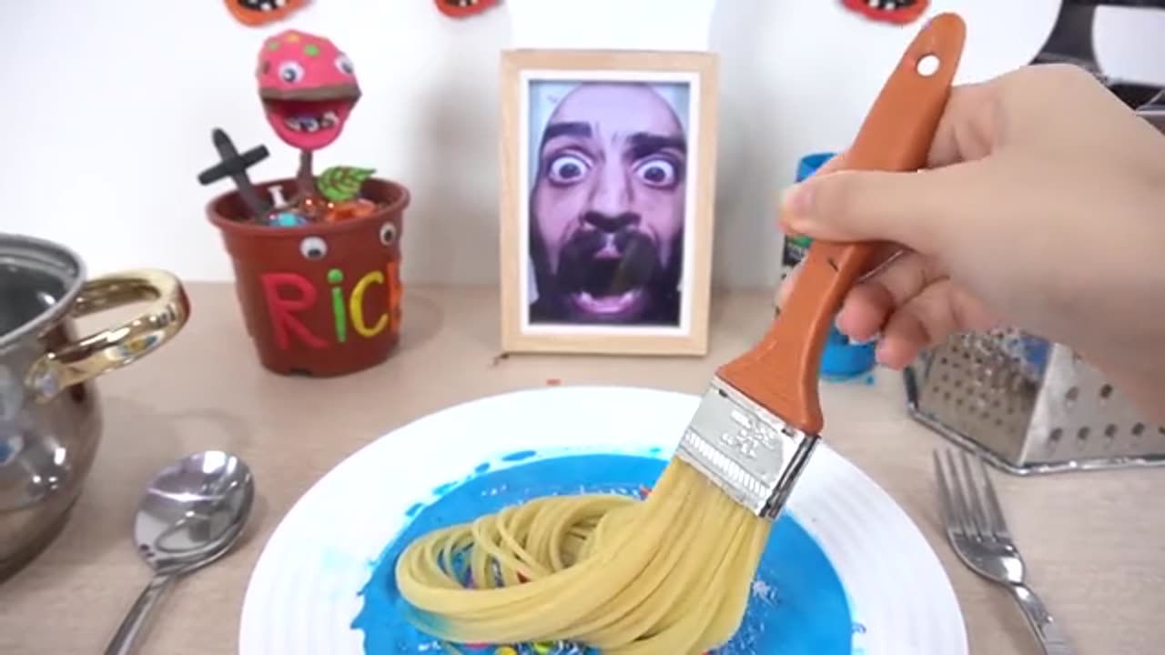 Kluna Tik Eating SPAGHETTI with PAINT COLORED BLUE Kluna Tik Style 2020 ASMR MuKang Video _part1