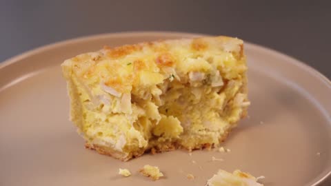 Stumped on dinner ideas 🍏🍗🧀 Grab this pie and let your taste buds party! It's seriously yum.