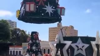 Montaje navideño termina en tragedia: grúa se desploma y deja un muerto