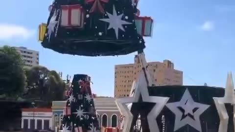 Montaje navideño termina en tragedia: grúa se desploma y deja un muerto