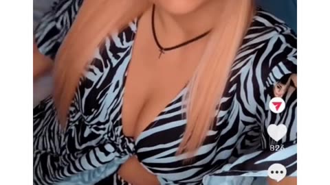 Η Ελευθερία τραγουδάει τσάμικα