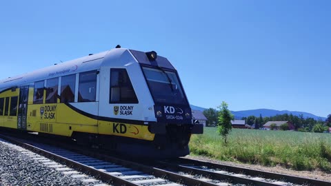 Os KD z Karpacza do Jeleniej Góry na stacji Mysłakowice
