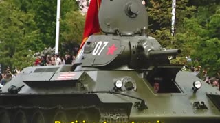 Veterano de la Gran Guerra Patria de 100 años desfila en un T-34 en el Día de la Victoria