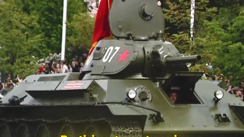 Veterano de la Gran Guerra Patria de 100 años desfila en un T-34 en el Día de la Victoria