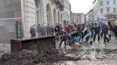 European farmers outside EU headquarters in Brussels are trying to capture Ursula