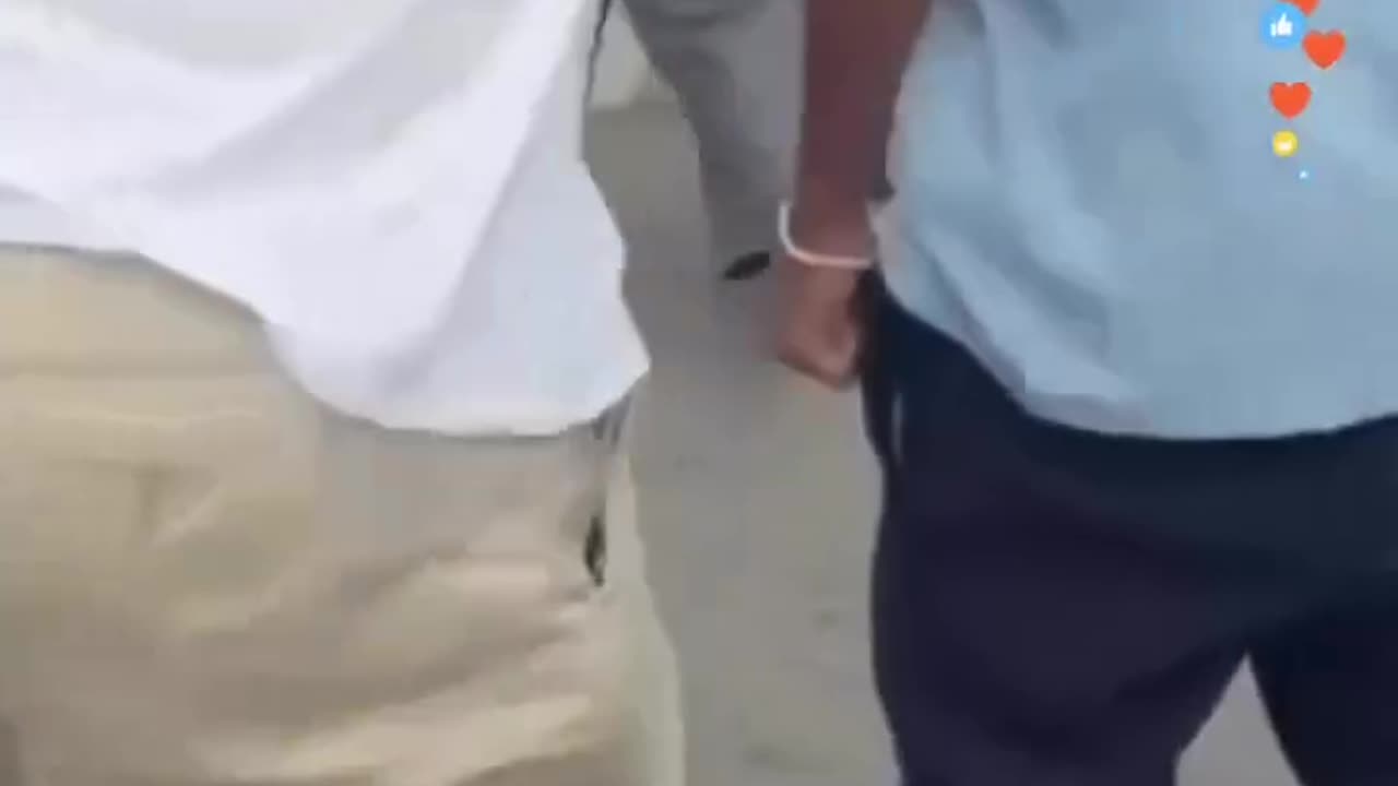 Profesora con Estudiante Suceso en la Calle