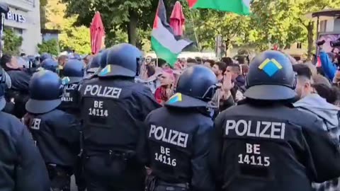 German police are not afraid of Islamic mobs.