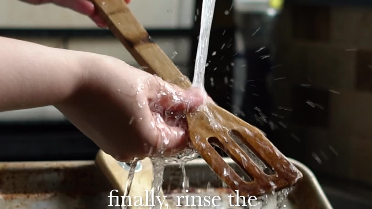 Wood cutting board REFRESH 🍋 #naturalcleaning #homemaking #kitchenhacks #cookingathome #cleaninghack