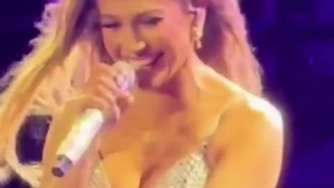 JLo ignora el español en España y el público responde