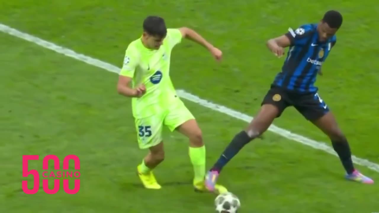 Dumfries stick out his leg for a 50/50 ball and Gerard Martin kicked Dumfries