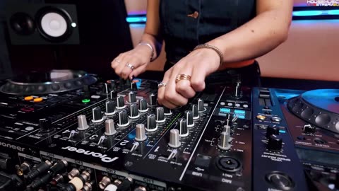 Laura van Dam - Capture Radio 045