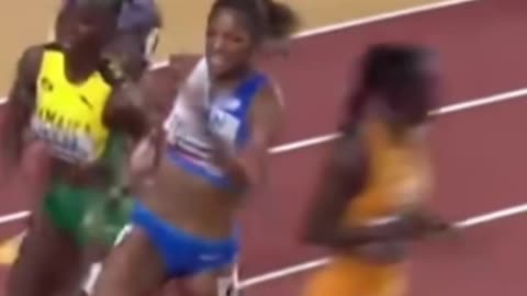 Sha'Carri anchors USA's 4x100 WORLD TITLE 🏃‍♀️