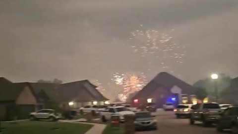 🇺🇸 Epic Light Show! Fireworks and lightning collide in this stunning scene - Oklahoma