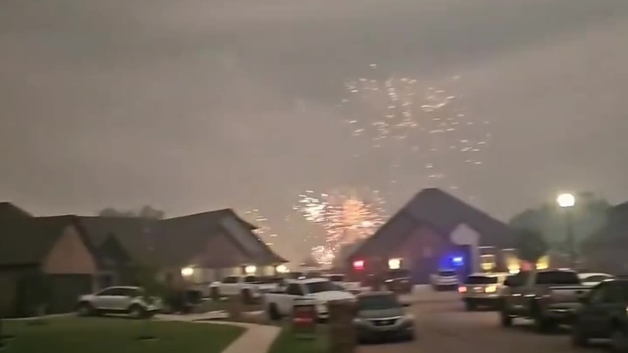 🇺🇸 Epic Light Show! Fireworks and lightning collide in this stunning scene - Oklahoma