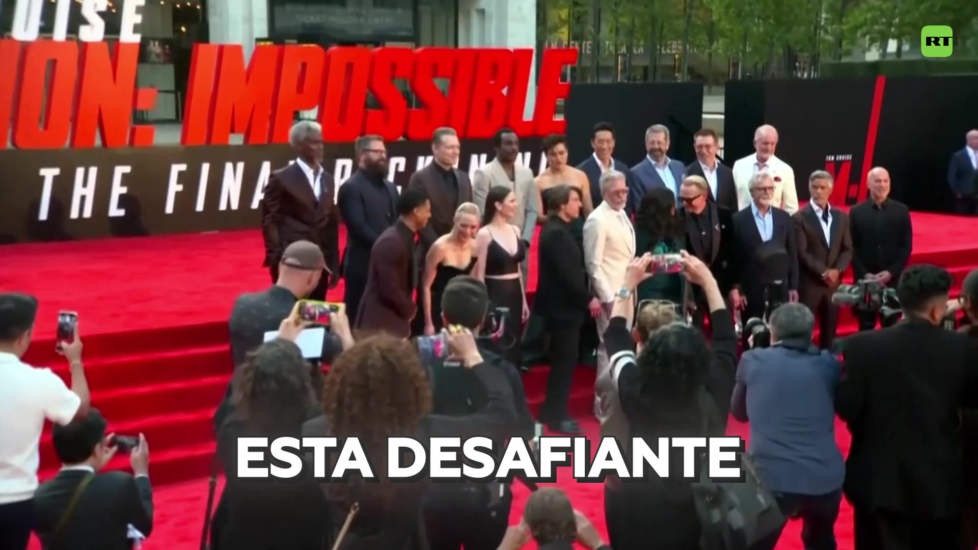 Tom Cruise obtiene un récord Guinness por saltar 16 veces con paracaídas en llamas