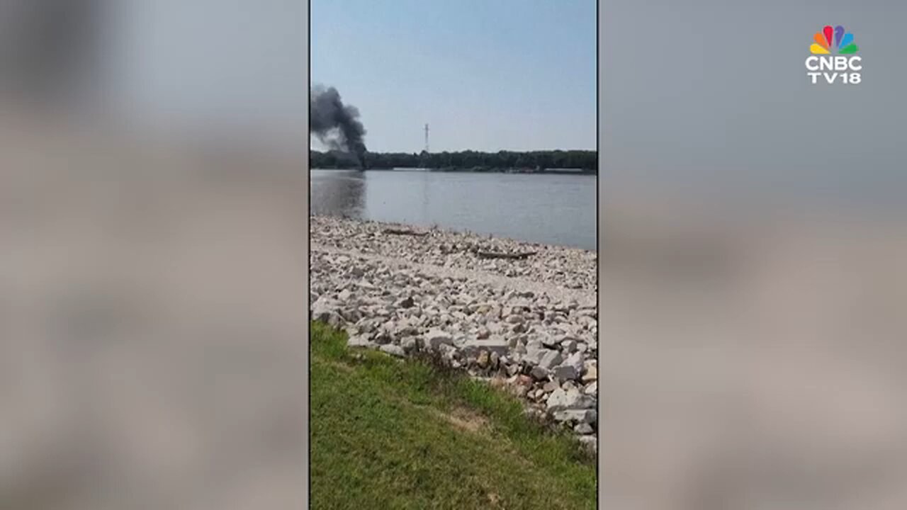 Mississippi_News__2_Dead_After_Helicopter_Crashes_Into_Barge_In_Mississippi_River___USA___N18G