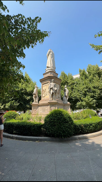 Monument to Leonardo da Vinci in Piazza della Scala, Milan, Italy. 🇮🇹