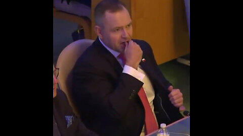 Presidente polaco se pone un 'snus' en la boca en la ONU