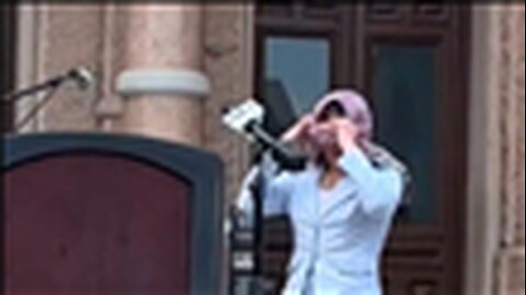 "Unveiling Truths: Woman Courageously Addresses Misconceptions about Islam on Stage"